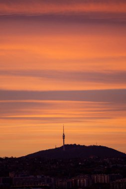 Endüstriyel şehirde güzel gün batımı 