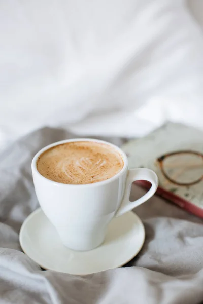 Primer Plano Vista Café Cama Con Libro Gafas —  Fotos de Stock