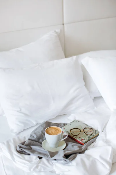 Close Δείτε Καφέ Στο Κρεβάτι Βιβλίο Και Γυαλιά — Φωτογραφία Αρχείου