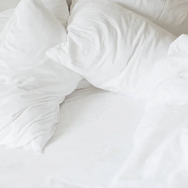 Vista Close Cama Com Almofadas Brancas Cobertor — Fotografia de Stock