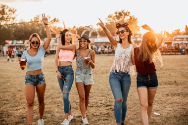 Genç ve komik kız arkadaşlar hafta sonlarını müzik ve sanat festivalinde geçiriyorlar.