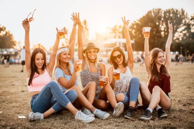Genç ve güzel kadınlar geleneksel yaz müzik ve sanat festivalini kutluyorlar