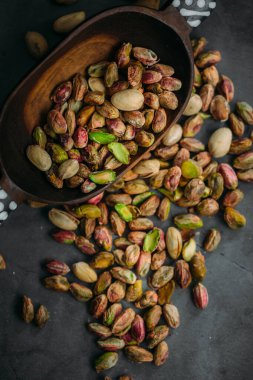 Masa arkasında kabukları olan lezzetli şam fıstıklarının yakın görüntüsü