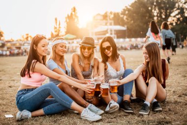 Mutlu kız arkadaşlar müzik festivalinde hafta sonunun tadını çıkarıyorlar. 