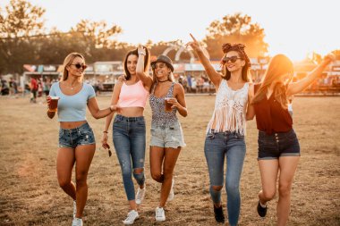 Genç ve güzel kadınlar geleneksel yaz müzik ve sanat festivalini kutluyorlar
