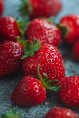 Mutfak arka planında olgun ve taze çilekler. 