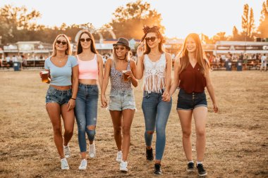 Mutlu kız arkadaşlar müzik festivalinde hafta sonunun tadını çıkarıyorlar. 