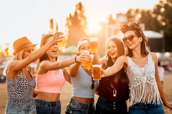 Belle Giovani Donne Che Bevono Birra Divertono Sulla Musica Festival — Foto Stock