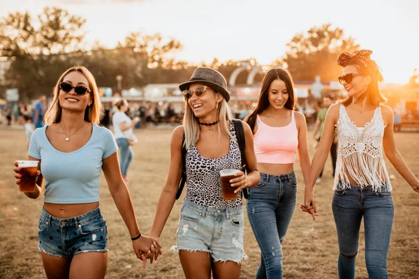 Namoradas Felizes Engraçadas Curtindo Início Das Férias Festival — Fotografia de Stock