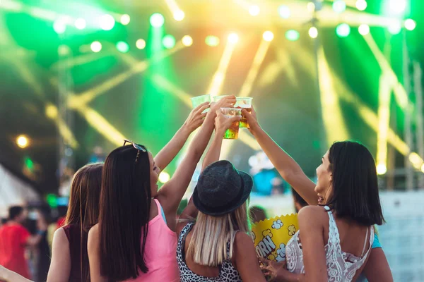 Bira Bardaklı Çekici Genç Kadınlar Müzik Sanat Festivalinden Zevk Alıyorlar — Stok fotoğraf