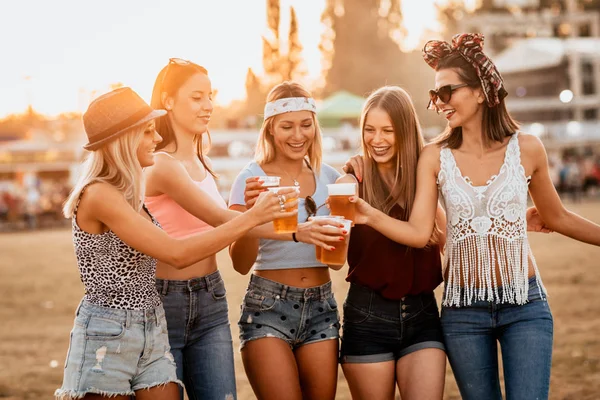 Belle Giovani Donne Che Bevono Birra Divertono Sulla Musica Festival — Foto Stock