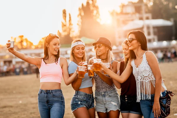 Namoradas Felizes Desfrutando Início Semana Festival Música — Fotografia de Stock