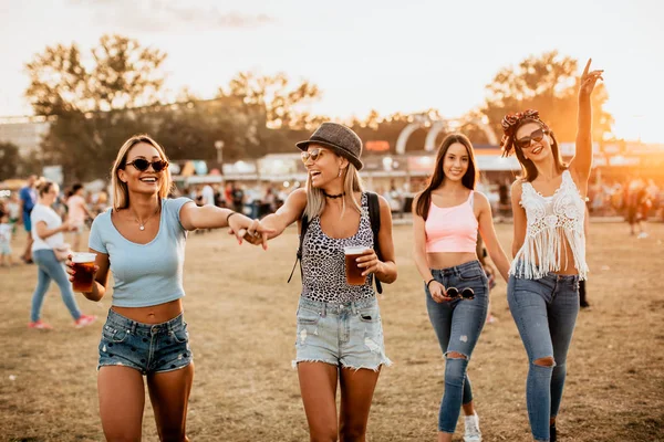 Mulheres Divertidas Jovens Gastando Tempo Festival Música Artes — Fotografia de Stock