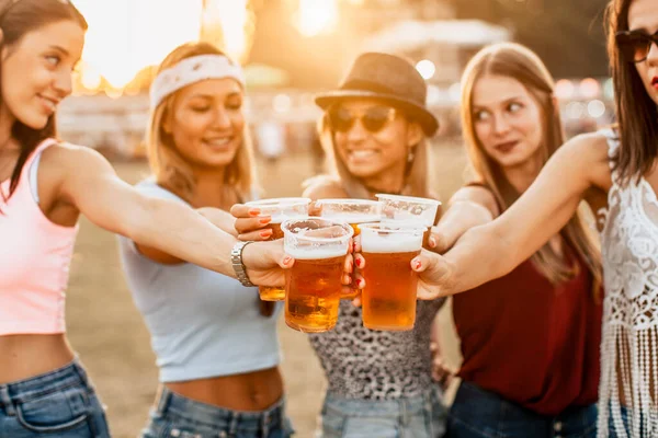 Bira Bardaklı Yakışıklı Genç Kadınlar Festivalin Açılışını Kutluyorlar — Stok fotoğraf