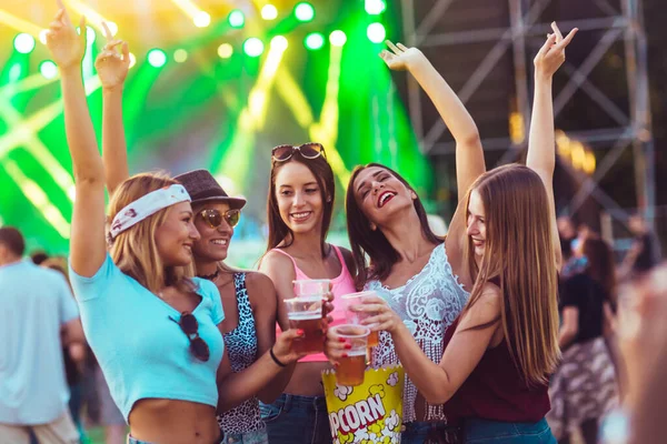 Mulheres Jovens Atraentes Com Copos Cerveja Apreciando Música Festival Artes — Fotografia de Stock
