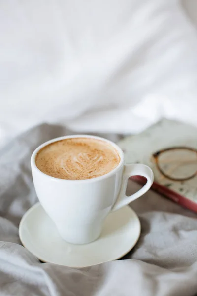 Ζεστό Και Νόστιμο Λευκό Φλιτζάνι Πρωινό Καφέ Λευκό Κρεβάτι Φόντο — Φωτογραφία Αρχείου