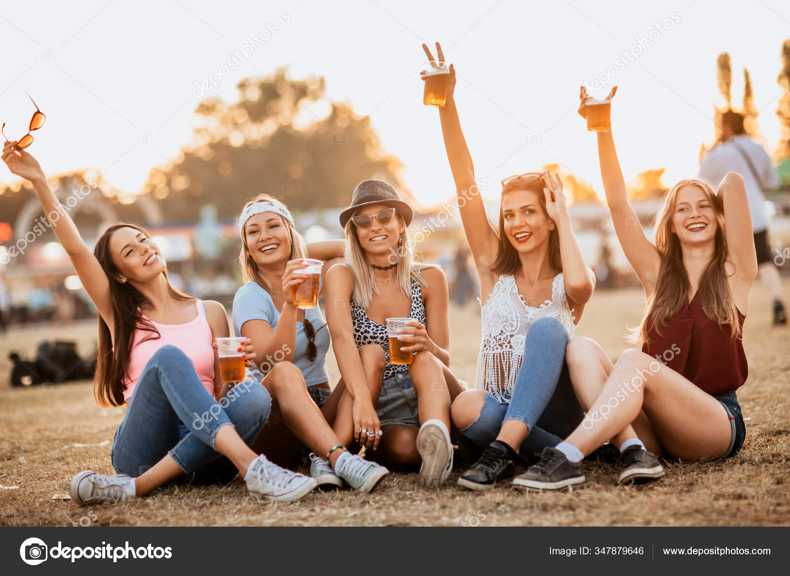 Novias Felices Disfrutando Inicio Del Fin Semana Festival ...