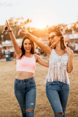 Mutlu kız arkadaşlar müzik festivalinde hafta sonunun tadını çıkarıyorlar. 