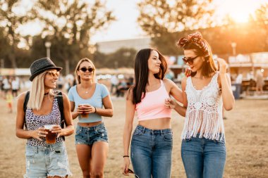 Mutlu kız arkadaşlar müzik festivalinde hafta sonunun tadını çıkarıyorlar. 