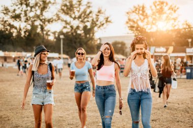 Mutlu kız arkadaşlar müzik festivalinde hafta sonunun tadını çıkarıyorlar. 