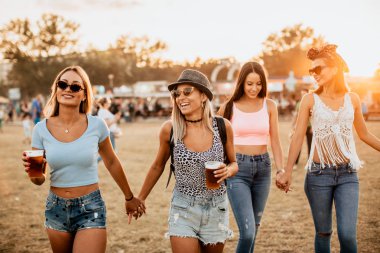 Mutlu kız arkadaşlar müzik festivalinde hafta sonunun tadını çıkarıyorlar. 