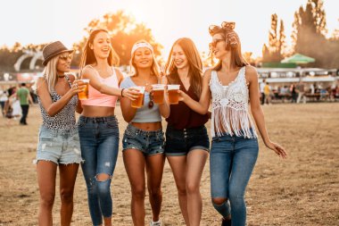 Mutlu kız arkadaşlar müzik festivalinde hafta sonunun tadını çıkarıyorlar. 
