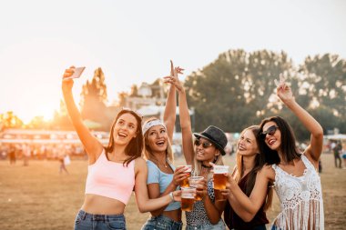Mutlu kız arkadaşlar müzik festivalinde hafta sonunun tadını çıkarıyorlar. 