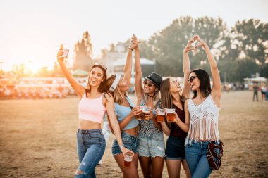 Mutlu kız arkadaşlar müzik festivalinde hafta sonunun tadını çıkarıyorlar. 