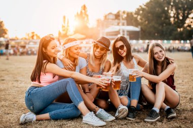 Mutlu kız arkadaşlar müzik festivalinde hafta sonunun tadını çıkarıyorlar. 