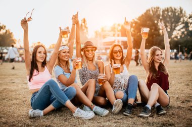 Mutlu kız arkadaşlar müzik festivalinde hafta sonunun tadını çıkarıyorlar. 