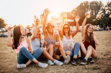 Mutlu kız arkadaşlar müzik festivalinde hafta sonunun tadını çıkarıyorlar. 