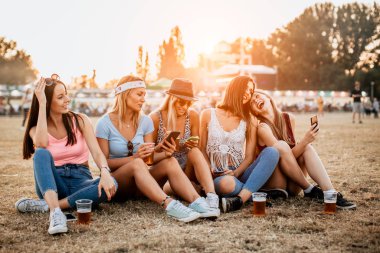Mutlu kız arkadaşlar müzik festivalinde hafta sonunun tadını çıkarıyorlar. 