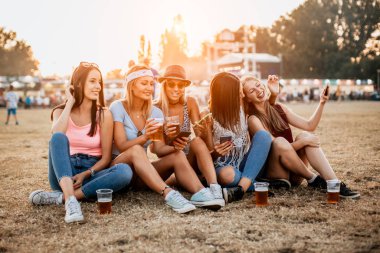 Mutlu kız arkadaşlar müzik festivalinde hafta sonunun tadını çıkarıyorlar. 