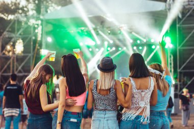 Mutlu kız arkadaşlar müzik festivalinde hafta sonunun tadını çıkarıyorlar. 