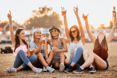 Mutlu kız arkadaşlar müzik festivalinde hafta sonunun tadını çıkarıyorlar. 