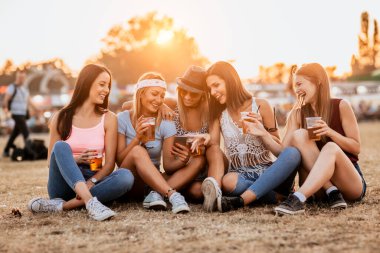 Mutlu kız arkadaşlar müzik festivalinde hafta sonunun tadını çıkarıyorlar. 