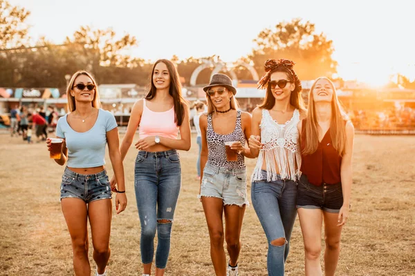 Novias Felices Disfrutando Inicio Del Fin Semana Festival Música — Foto de Stock