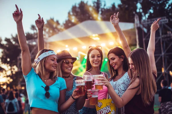 Namoradas Felizes Desfrutando Início Semana Festival Música — Fotografia de Stock