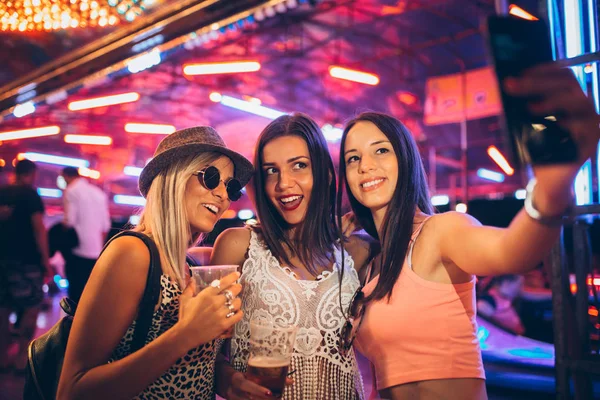 Mutlu Kız Arkadaşlar Müzik Festivalinde Hafta Sonunun Tadını Çıkarıyorlar — Stok fotoğraf