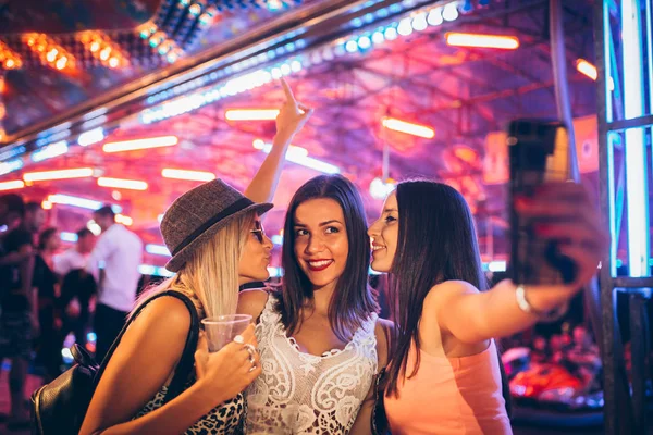 Mutlu Kız Arkadaşlar Müzik Festivalinde Hafta Sonunun Tadını Çıkarıyorlar — Stok fotoğraf