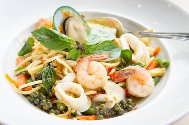 Sarhoş erişte deniz mahsulleri spagetti. Tayland gıda tadı