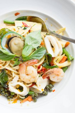 Sarhoş erişte deniz mahsulleri spagetti. Tayland gıda tadı