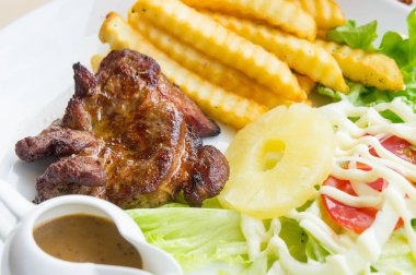 Kızarmış biftek domuz eti ve ananas salatası lezzetli yemek