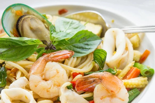 The drunken noodles seafood spaghetti. Food taste of Thailand — Stock Photo, Image