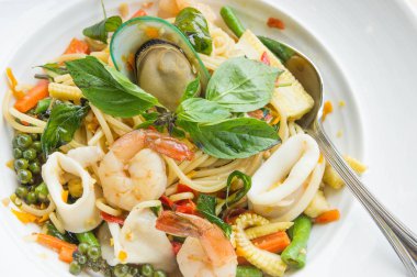 Sarhoş erişte deniz mahsulleri spagetti. Tayland gıda tadı