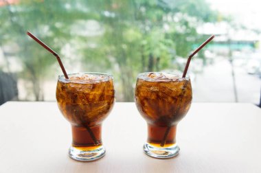 Alkolsüz içecekler, tatlı, susuzluk-su verme alkolsüz içecekler popüler.