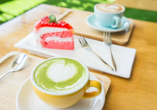 Warme groene thee melk cup en koffiekopje en aardbei taart — Stockfoto