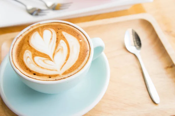 Heißer grüner Tee Milchbecher und Kaffeetasse und Erdbeerkuchen — Stockfoto