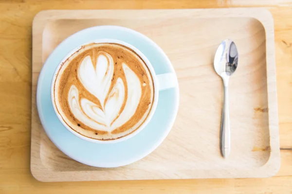 Heißer grüner Tee Milchbecher und Kaffeetasse und Erdbeerkuchen — Stockfoto