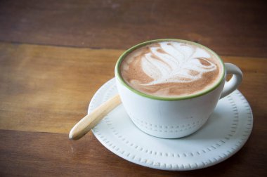 ahşap backgro ile kafede kahve Kupası ve çilek pasta